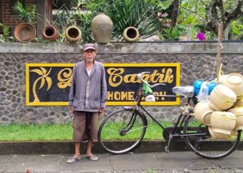Ridwan, Usia 77, Jual Bakul Kayuh Sepeda Lewat Rogojampi-Buleleng-Karangasem PP
