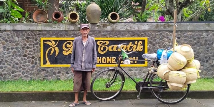 Ridwan, Usia 77, Jual Bakul Kayuh Sepeda Lewat Rogojampi-Buleleng-Karangasem PP