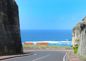 Implementasi “Nangun Sat Kerthi Loka Bali”  Melalui Wisata Edukasi “Coral Planting” di Pantai Pandawa