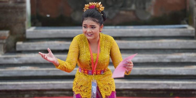 Putu Renaisan Juara Baca Puisi Bali Anyar di Bulan Bahasa Bali