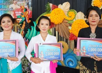 Intan Satriadiningrat, Putu Artaningsih, dan Ayu Restiti, Juara “Mesatua” Bulan Bahasa Bali di Buleleng