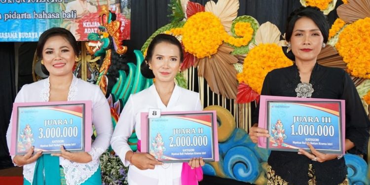 Intan Satriadiningrat, Putu Artaningsih, dan Ayu Restiti, Juara “Mesatua” Bulan Bahasa Bali di Buleleng