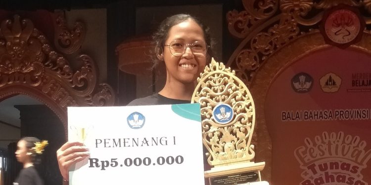 Dwi Adelina dari SMPN 2 Sawan, Wakil Bali di Festival Tunas Bahasa Ibu Tingkat Nasional