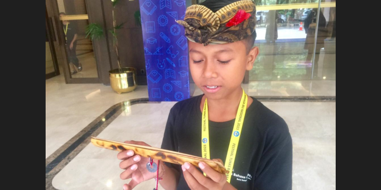 Widi Sedhana Putra, Ikut FTBI di Jakarta, Awalnya Baca Aksara Bali di Tembok Kelas