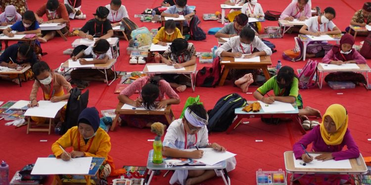 Anak-anak Hindu dan Muslim Berbaur dalam Lomba Menggambar “Satua Bali”