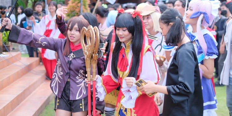 Parade Cosplay Jejepangan di Pantai Penimbangan: Pencinta Anime Itu Berbaur dalam Kegembiraan