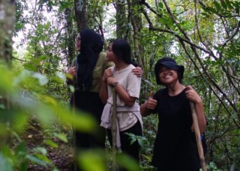 Sepiantari & Sepiantini Nandurin Gumi: Riang Jalan Mencari Pohon Langka dalam Hutan