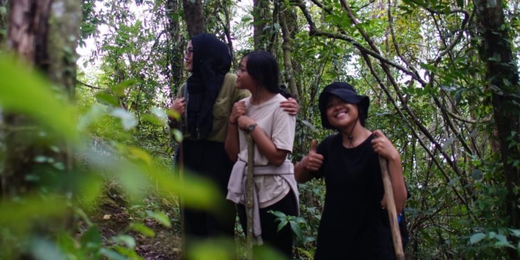 Sepiantari & Sepiantini Nandurin Gumi: Riang Jalan Mencari Pohon Langka dalam Hutan