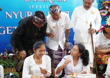 Ratusan Pelajar dan Mahasiswa, Betapa Girang Mereka “Nyurat Lontar” dan Ngetik Aksara Bali