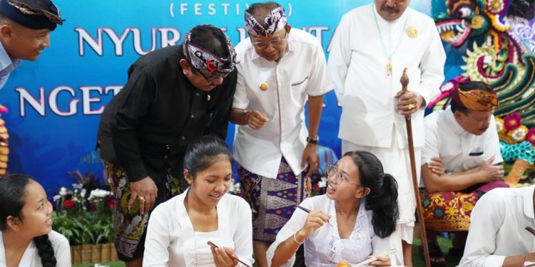 Ratusan Pelajar dan Mahasiswa, Betapa Girang Mereka “Nyurat Lontar” dan Ngetik Aksara Bali