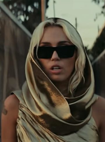 “Poetry, Sound and Sense”, Ketika Miley Cyrus Membius Dunia dengan Flowers
