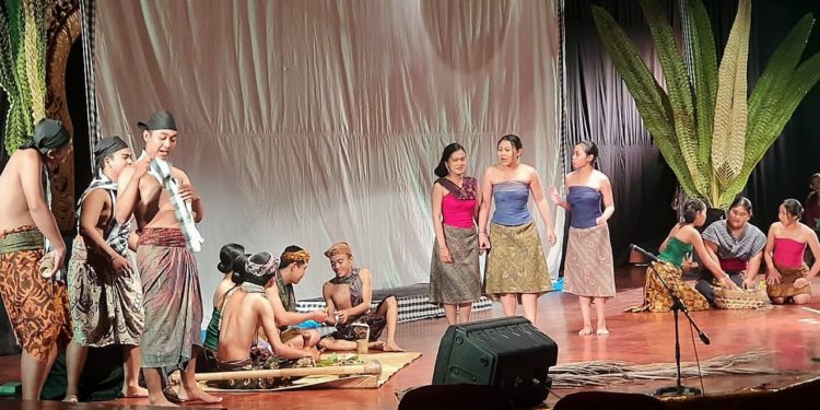 Kidung Rasmi Sancaya dari Sanggar Mahasaba FIB Unud di Bulan Bahasa Bali