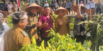 Ibu-ibu di Buleleng Kini Bisa Masak Pakai Cabai dari Banyuwangi