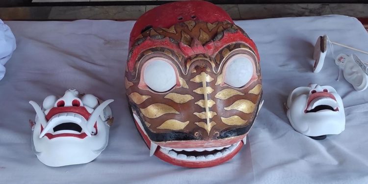 Pawodakan Ida Ratu Lingsir di Padangtegal: Tetap Gunakan Warna Bali dari Tulang, Tanduk dan Batu-batuan