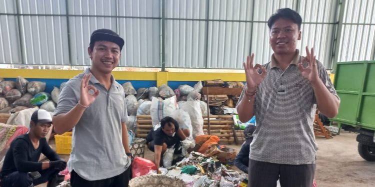 Agus dan Yogi, Anak Muda Desa Memimpin Pengelolaan Sampah TPS 3R Desa Panji