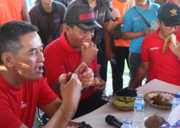 Ketua DPRD, Pj. Bupati dan Sekda Buleleng Berlomba Makan Buah Lokal