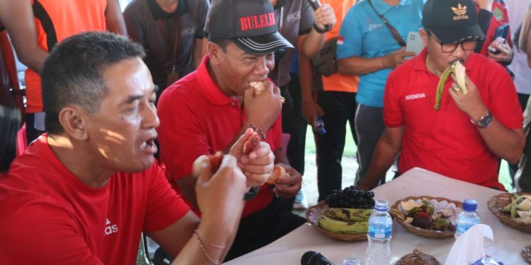 Ketua DPRD, Pj. Bupati dan Sekda Buleleng Berlomba Makan Buah Lokal