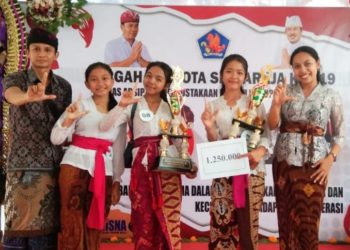 Dua Siswa Juara Lomba Sinopsis Buku Fiksi, Kado Spesial HUT SMPN 3 Sukasada