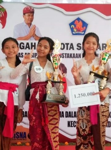 Dua Siswa Juara Lomba Sinopsis Buku Fiksi, Kado Spesial HUT SMPN 3 Sukasada