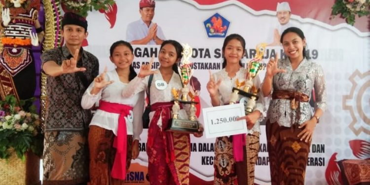 Dua Siswa Juara Lomba Sinopsis Buku Fiksi, Kado Spesial HUT SMPN 3 Sukasada