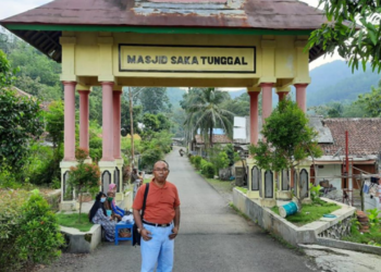 Merawat Tradisi dari Masjid Saka Tunggal yang Ikonik