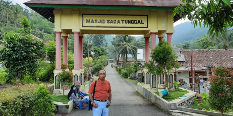 Merawat Tradisi dari Masjid Saka Tunggal yang Ikonik