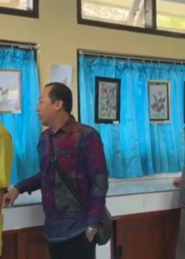 Pameran Seni Rupa “Harmonisasi Cetak Daun” Meriahkan HUT SMPN 3 Sukasada