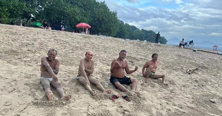 Di Sanur, Belajar Bangkit dari Lansia Bali