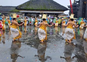 “Tarian di Antara Hujan” | Catatan Ngayah ISI Denpasar pada Upacara Betara Turun Kabeh  di Pura Besakih