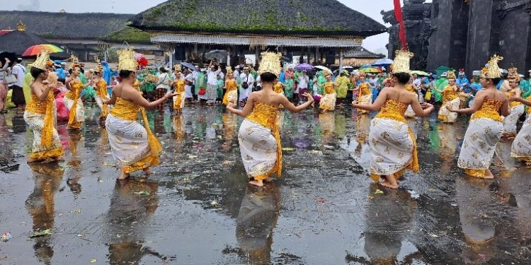 “Tarian di Antara Hujan” | Catatan Ngayah ISI Denpasar pada Upacara Betara Turun Kabeh  di Pura Besakih