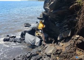 Melukat di Pura Segara Taman Beji Ponjok Batu  | Ada 5 Mata Air di Tepi Laut