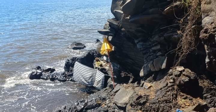 Melukat di Pura Segara Taman Beji Ponjok Batu  | Ada 5 Mata Air di Tepi Laut