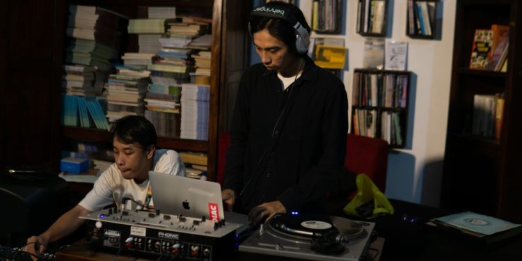 Malam Pembukaan Tatkala May May May 2023: Ada Puisi, Tarian, dan Piringan Hitam