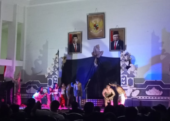 Cupak Tanah, Representasi Penguasa di Negara Kita | Ulasan Pementasan Teater Sepit Tiying pada Malam Gelar Seni Gelora Sastra 2023