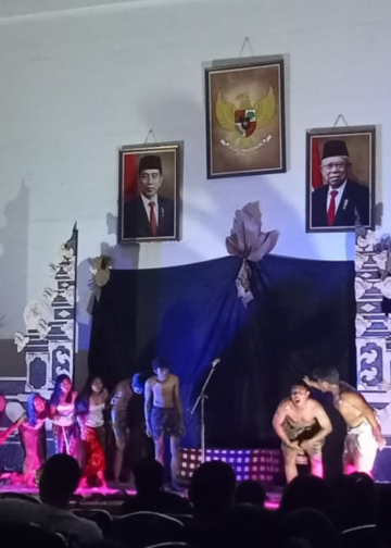 Cupak Tanah, Representasi Penguasa di Negara Kita | Ulasan Pementasan Teater Sepit Tiying pada Malam Gelar Seni Gelora Sastra 2023