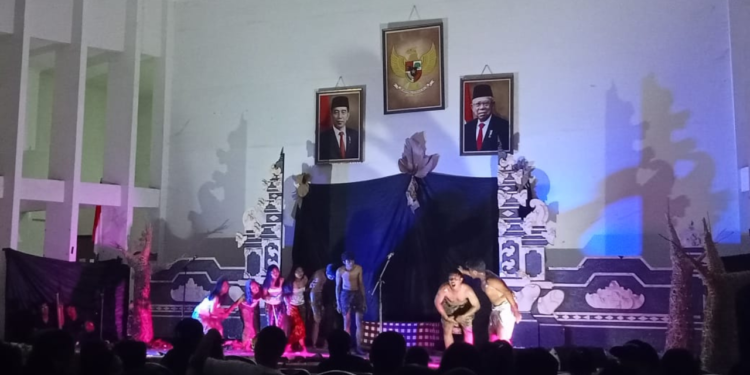 Cupak Tanah, Representasi Penguasa di Negara Kita | Ulasan Pementasan Teater Sepit Tiying pada Malam Gelar Seni Gelora Sastra 2023