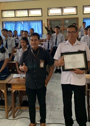 Positif-Negatif Media Sosial, Komunitas Blessed Lakukan Edukasi di SMPN 3 Sukasada
