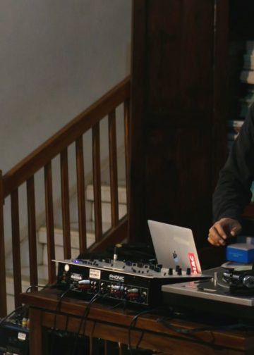 Yoga Pratama: Mencoba Mendengar Masa Lalu dari Piringan Hitam