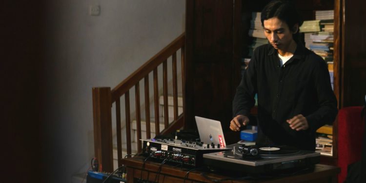 Yoga Pratama: Mencoba Mendengar Masa Lalu dari Piringan Hitam