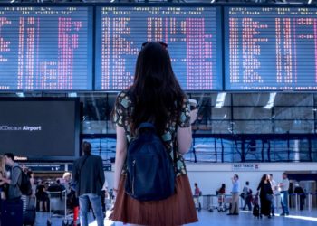 Dinding Bandara: Saksi Pelukan Paling Tulus Daripada Altar Pernikahan