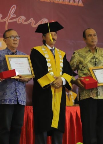 Momen Wisuda, STAHN Mpu Kuturan Singaraja Memberikan Penghargaan Kepada Tokoh Pendidikan, Wariga, dan Bahasa Bali