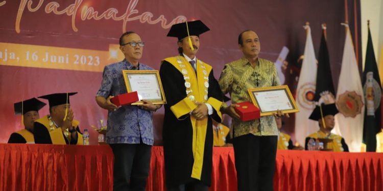 Momen Wisuda, STAHN Mpu Kuturan Singaraja Memberikan Penghargaan Kepada Tokoh Pendidikan, Wariga, dan Bahasa Bali