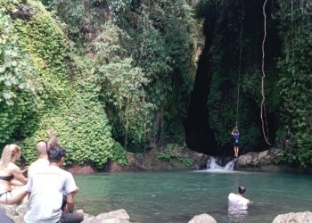 Blue Lagoon dan Cerita Seorang Tour Guide | Catatan Perjalanan