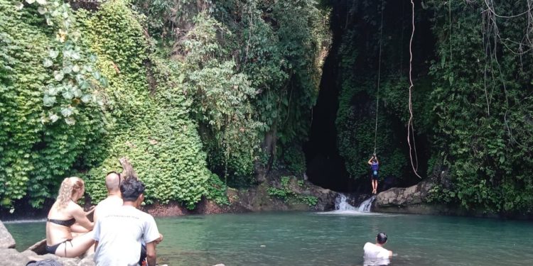 Blue Lagoon dan Cerita Seorang Tour Guide | Catatan Perjalanan