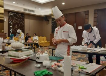 Belajar Dalam “Hening”, Siswa SLBN 2 Denpasar Tunjukkan Prestasi Membuat Kue