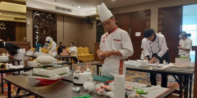 Belajar Dalam “Hening”, Siswa SLBN 2 Denpasar Tunjukkan Prestasi Membuat Kue