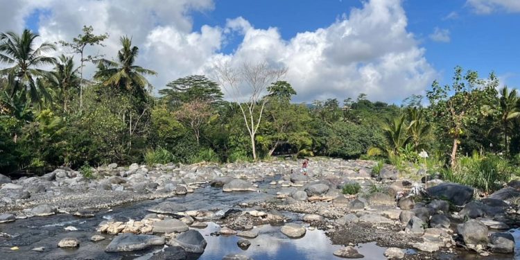 Langkah Mengalir ke Sidemen, Bening Air Sungai Mengalir di Sidemen