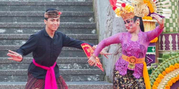 Dikisahkan Pengibing yang Jatuh Hati pada Penari Joged Bumbung…