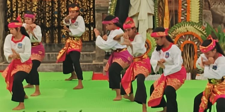 Mementaskan Seni Bela Diri di Atas Panggung