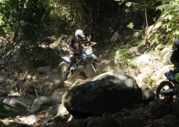 Menikmati Batu Pantai dan Lekuk Bukit Desa Les dari Atas Motor Trail